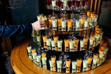 farklı renkli alkol kokteyller 