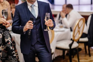 Gözlüklü konukları