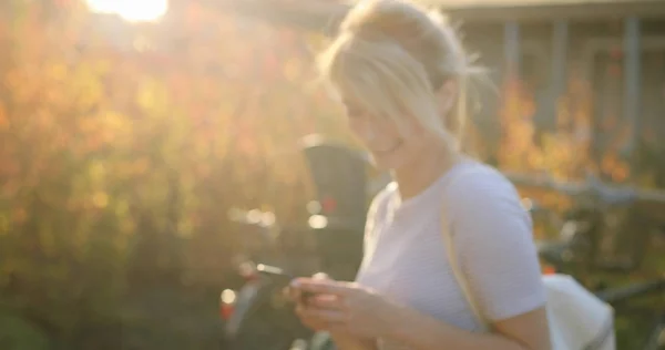 Femme avec smartphone dans le parc d'automne — Photo