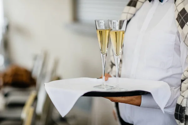 Официант приносит бокалы шампанского — стоковое фото