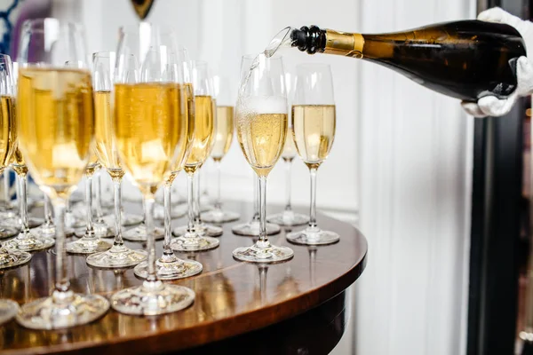 Volledige koude champagne flutes — Stockfoto