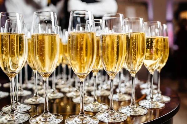 Volledige koude champagne flutes — Stockfoto