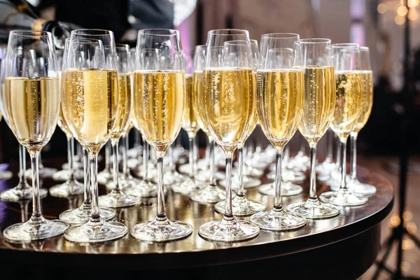 Volledige koude champagne flutes — Stockfoto