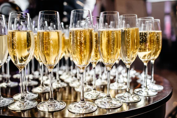 Volledige koude champagne flutes — Stockfoto