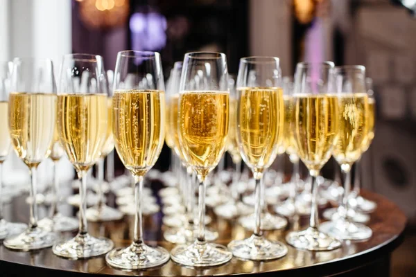Flautas de champanhe totalmente frio — Fotografia de Stock