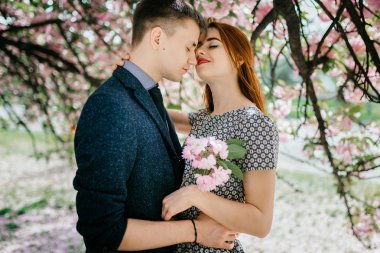 Genç çift sokakta poz 