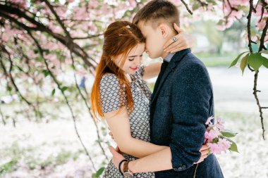 Genç çift sokakta poz 