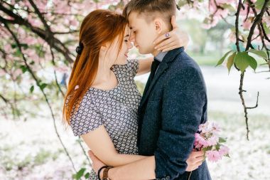 Genç çift sokakta poz 