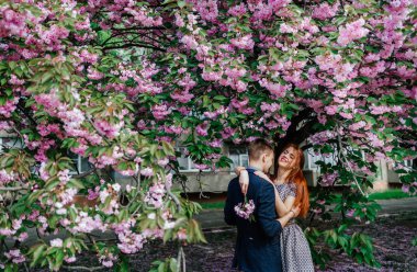 Genç çift sokakta poz 