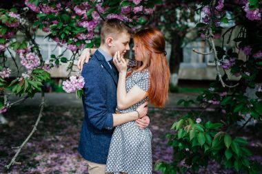 Genç çift sokakta poz 