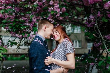 Genç çift sokakta poz 