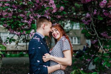 Genç çift sokakta poz 