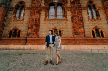 Genç çift sokakta poz 