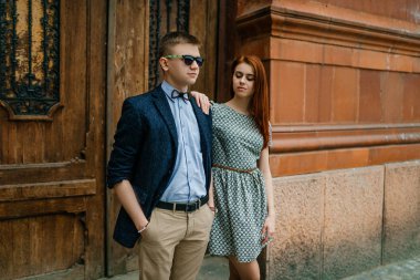 Genç çift sokakta poz 