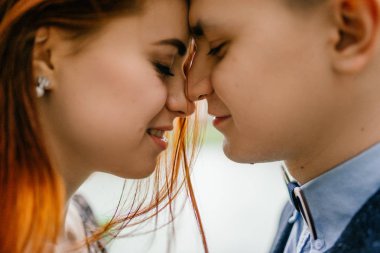 Genç çift sokakta poz 