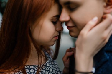 Genç çift sokakta poz 