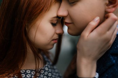 Genç çift sokakta poz 