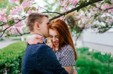 Genç çift sokakta poz 