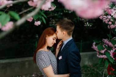 Genç çift sokakta poz 