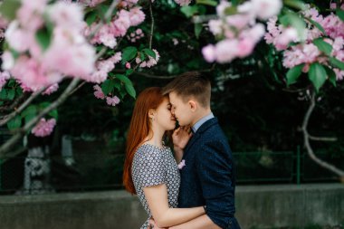 Genç çift sokakta poz 