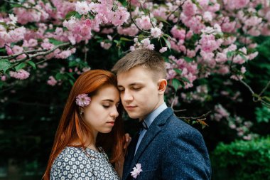 Genç çift sokakta poz 