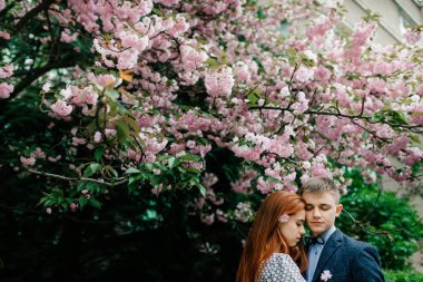 Genç çift sokakta poz 