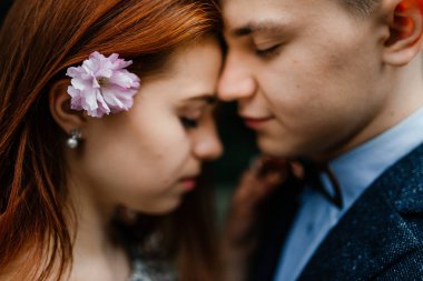 Genç çift sokakta poz 