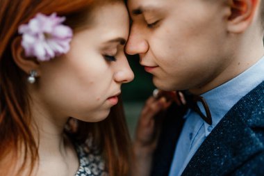 Genç çift sokakta poz 