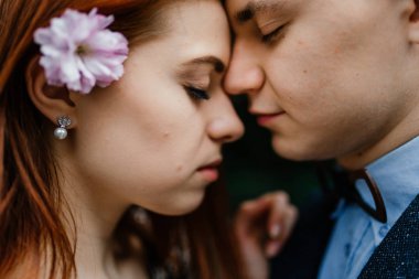 Genç çift sokakta poz 