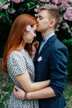 Genç çift sokakta poz 