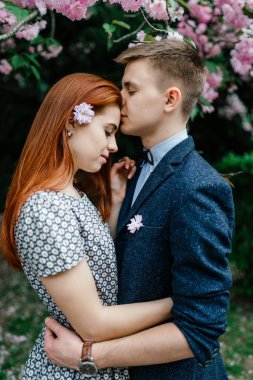 Genç çift sokakta poz 