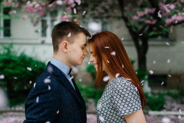 Genç çift sokakta poz 