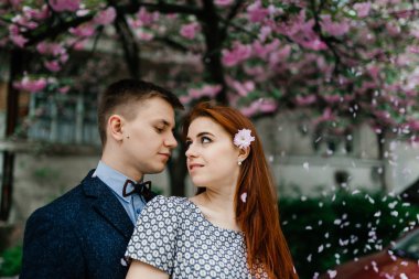 Genç çift sokakta poz 