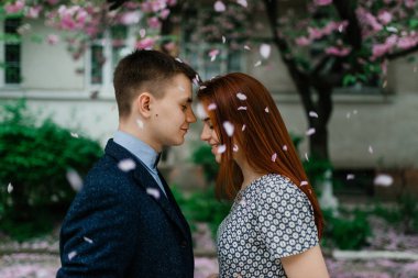 Genç çift sokakta poz 