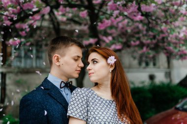 Genç çift sokakta poz 