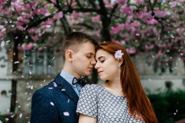 Genç çift sokakta poz 