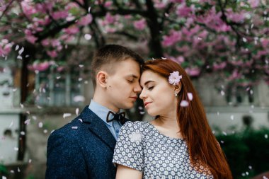 Genç çift sokakta poz 