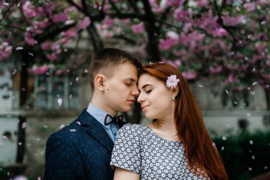 Genç çift sokakta poz 