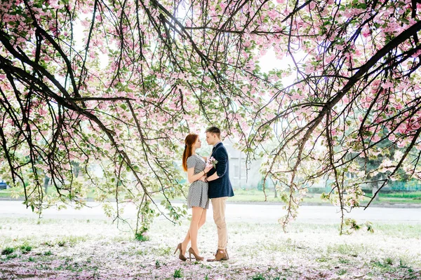 Mladý pár pózuje na ulici — Stock fotografie