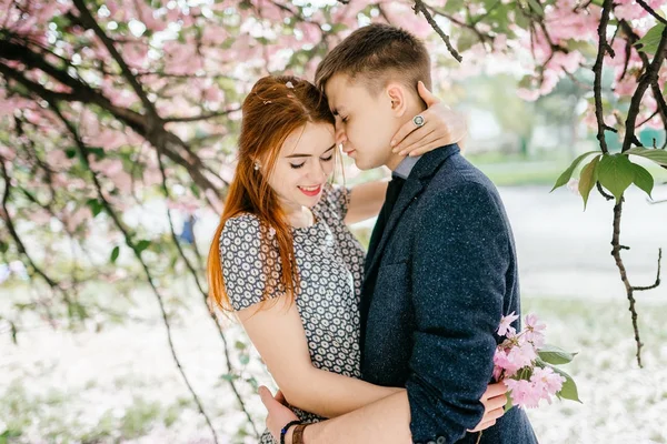 Jeune couple posant dans la rue — Photo