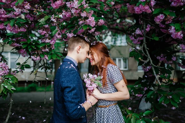 Mladý pár pózuje na ulici — Stock fotografie