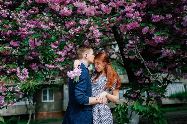 Mladý pár pózuje na ulici — Stock fotografie