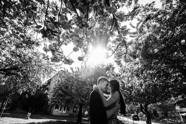 Jovem casal posando na rua — Fotografia de Stock