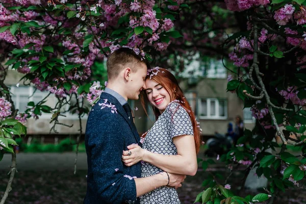 Jovem casal posando na rua — Fotografia de Stock