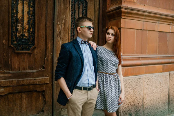Молодая пара позирует на улице — стоковое фото