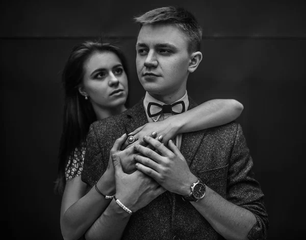 Junges Paar posiert auf der Straße — Stockfoto