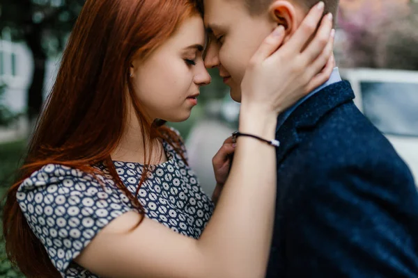 Jovem casal posando na rua — Fotografia de Stock