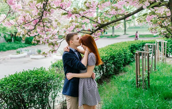 Jovem casal posando na rua — Fotografia de Stock