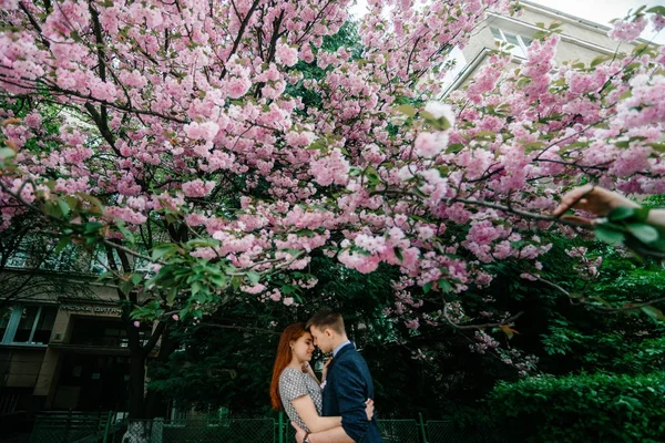 Mladý pár pózuje na ulici — Stock fotografie