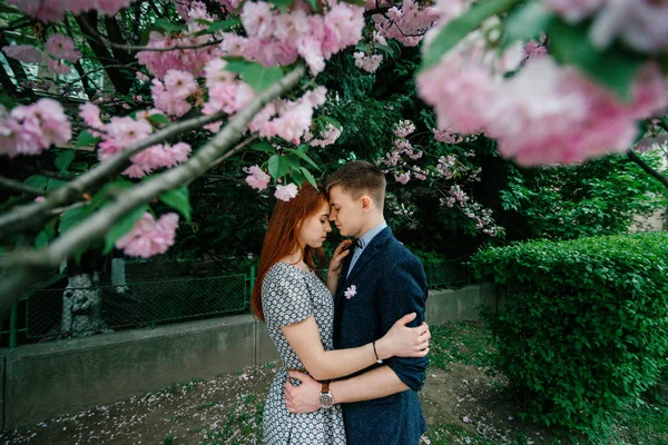 Jeune couple posant dans la rue — Photo